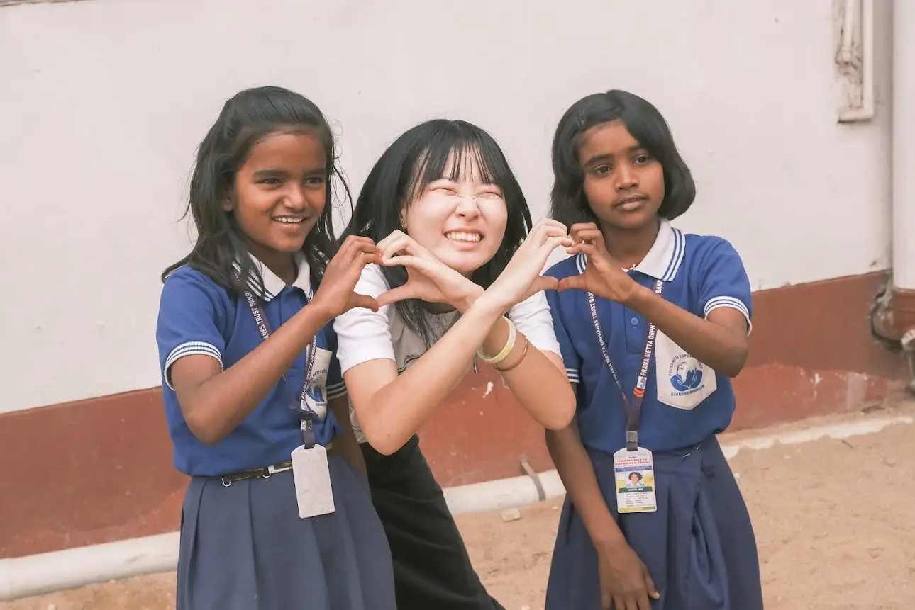 Prema Metta Schoolの子どもたちと交流するMUSICAL TRAVEL参加者