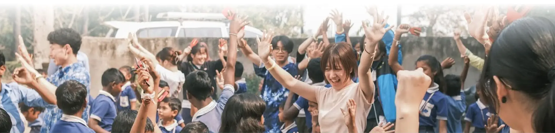 Prema Metta Schoolの子どもたちと一緒にダンスを楽しむMUSICAL TRAVEL参加者