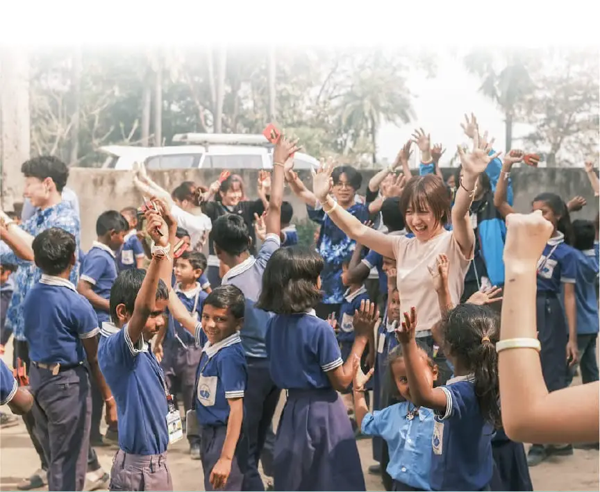 Prema Metta Schoolの子どもたちと一緒にダンスを楽しむMUSICAL TRAVEL参加者