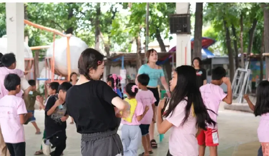 バジャウ族の子どもたちと歌やダンスを練習する参加者
