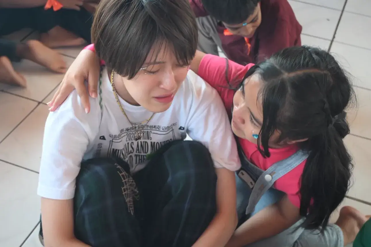 子どもと抱き合って涙する参加者
