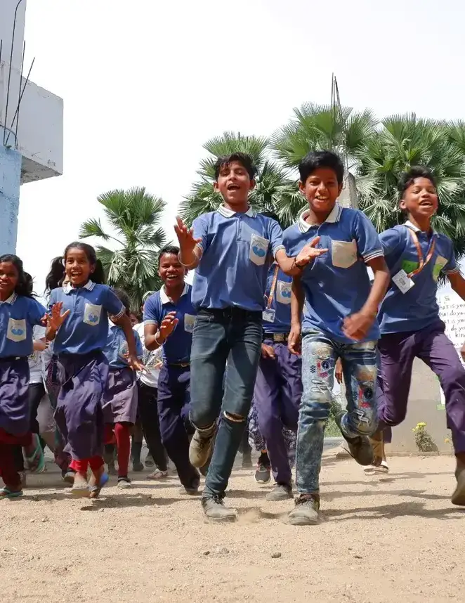 インド Prema Metta Schoolの子どもたちが走る様子