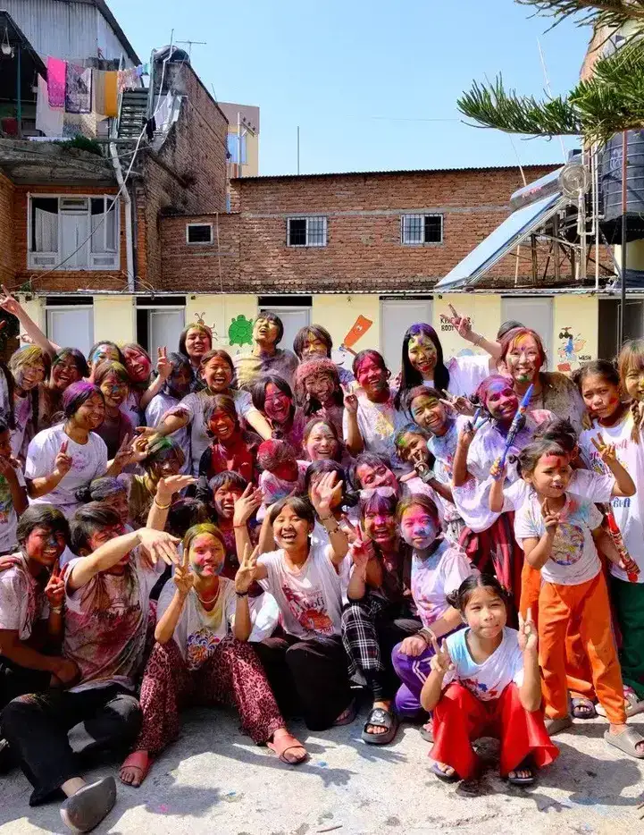 ネパール COTSの子どもたちとホーリー祭を楽しむ様子