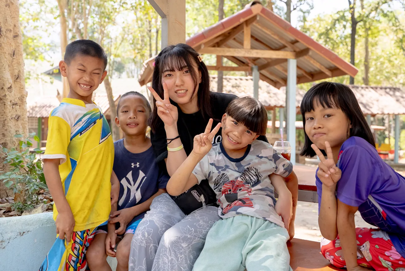 子どもたちと笑顔でピースする参加者