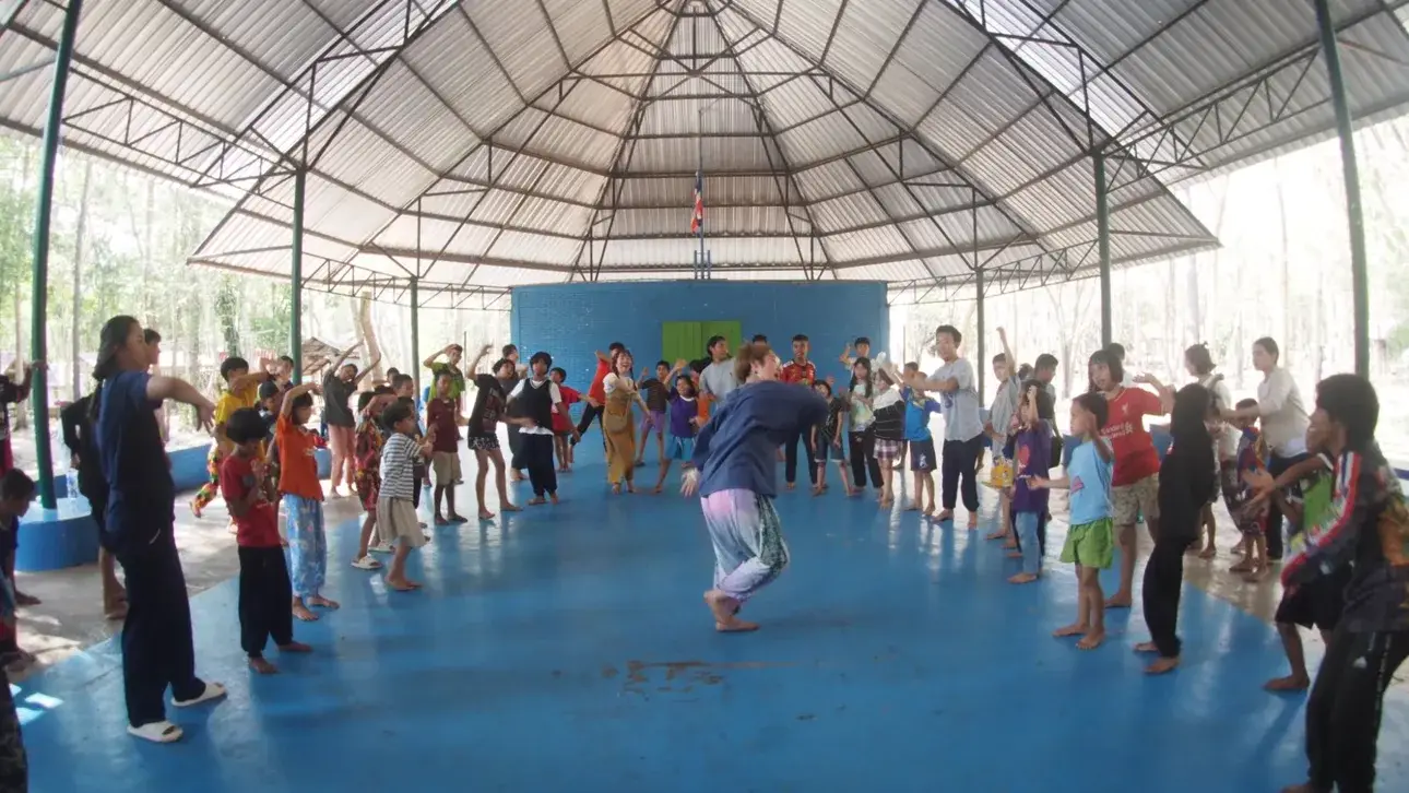 ホールで子どもたちとダンスをする参加者